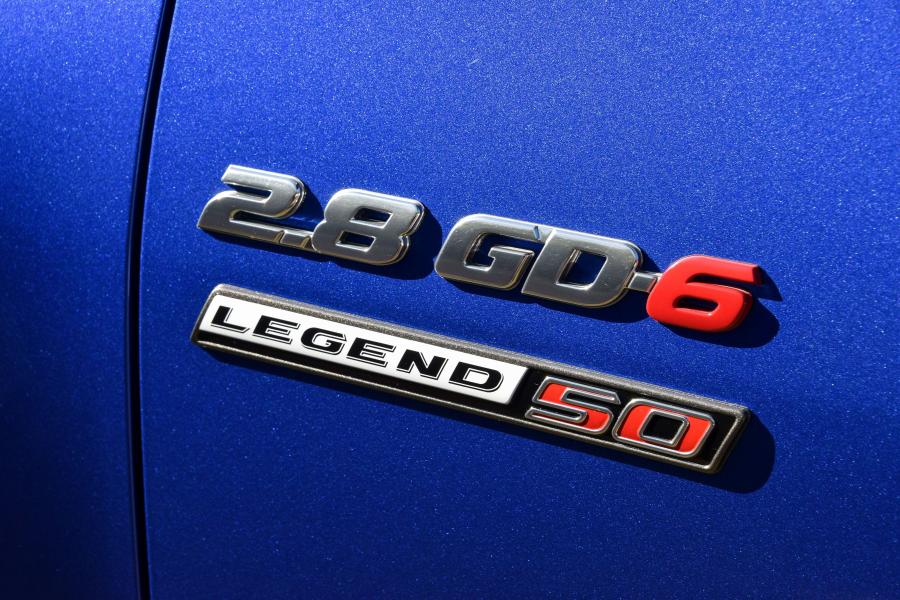 Логотип Toyota Hilux Legende 50 Double Cab 2019 года  (ZA) (фото 43 из 43)